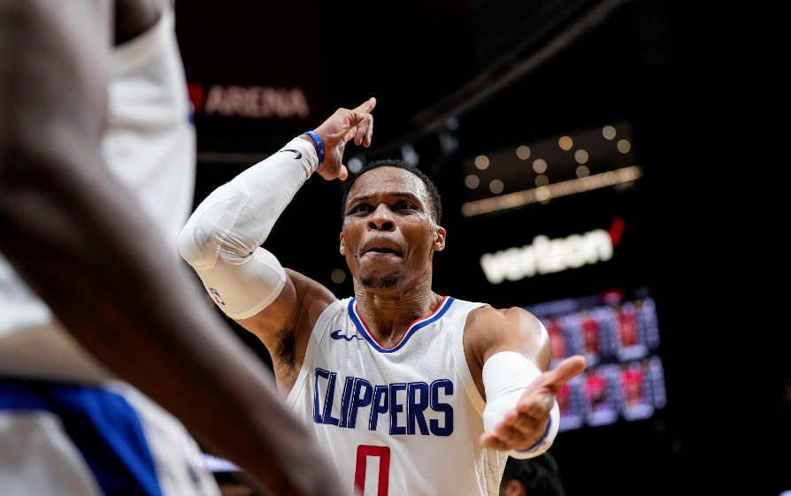 冰球惊险逆转取胜，粉丝狂欢不已