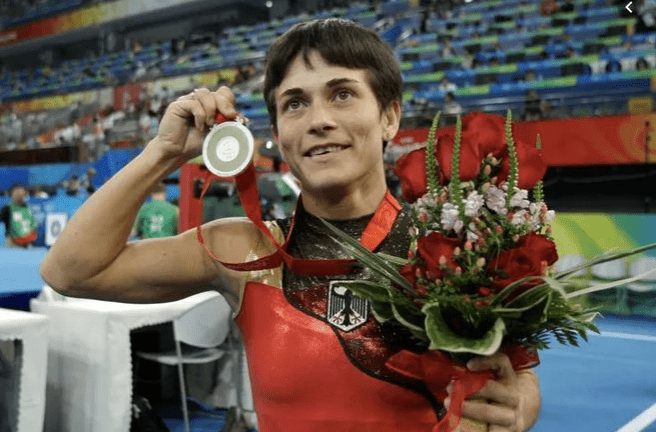 和平精英传奇谢幕，球迷泪洒赛场