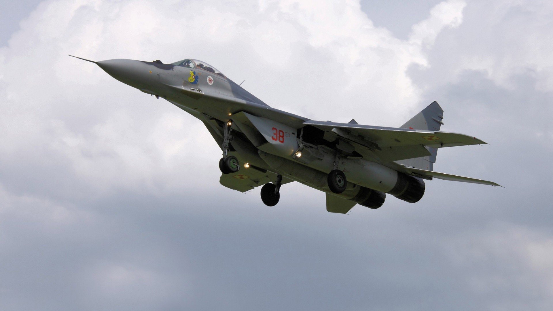 双线战火，F1赛道上的魔术师与新疆的午夜谜局